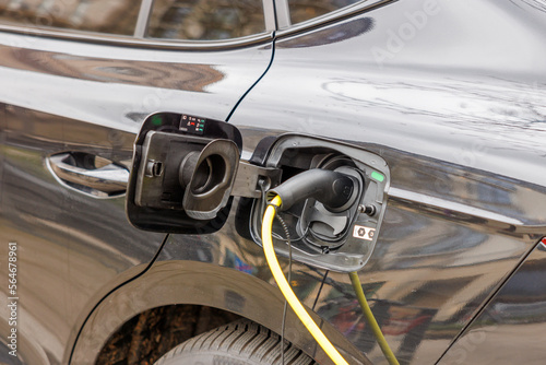 Elektrofahrzeug mit Ladekabel