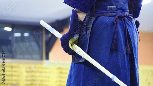 剣道で竹刀を持って立つ（アップ）