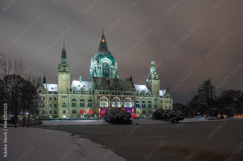 Rathaus Hannover seitlich im Winter