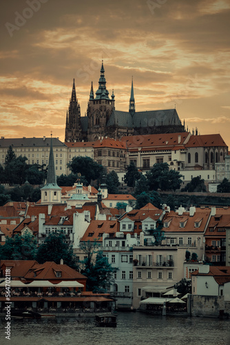 Krajobraz miejski. Widok na wzgórze ze starym miastem w Czechach. Hradczany w Pradze podczas zachodu słońca.
