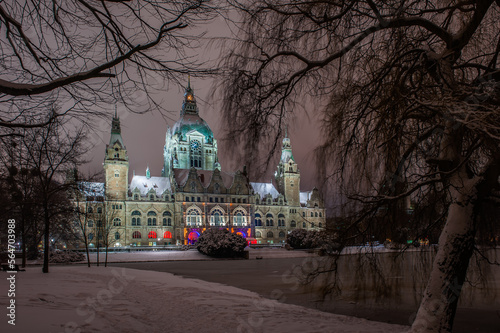 Rathaus Hannover aus dem Park im Winter