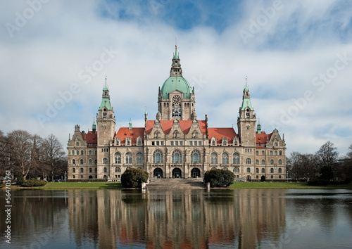 Rathaus Hannover im Frühjahr von vorne
