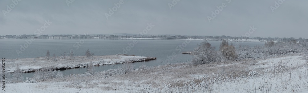 Panorama Jeziora Tarnobrzeskiego zimą