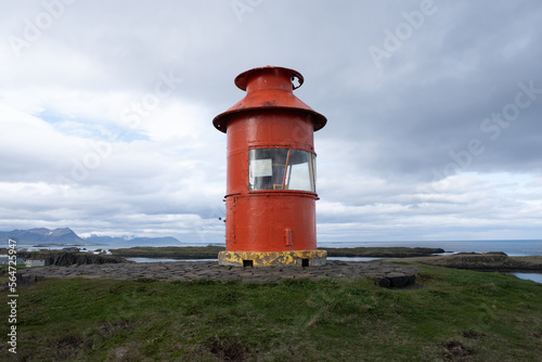 Panorama in Islanda con faro rosso su texture