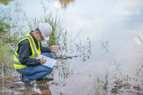 Environmental engineers inspect water quality,Bring water to the lab for testing,Check the mineral content in water and soil,Check for contaminants in water sources Fototapet