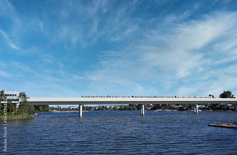 Obraz premium Subway U2 crosses the bridge over the Danube in Vienna