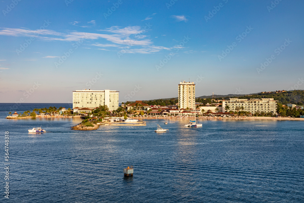 Jamaika, im Hafen der karibischen Insel. Die Marina von Monetego Bay im Abendlicht und ein blauer Himmel.