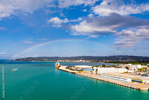 Am Hafen von Montego Bay auf der schönen karibischen Insel Jamaika. Ein Regenbogen und ein blauer Himmel. © AIDAsign