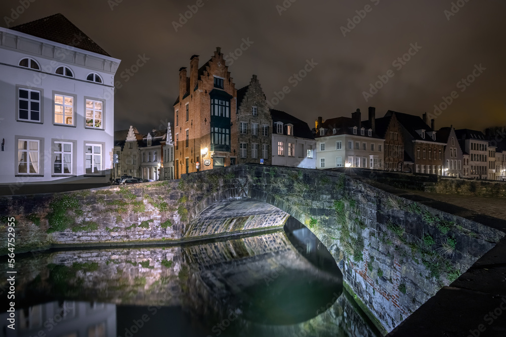 Fototapeta premium Cityscape with bridge and embankment in the evening city of Bruges (Belgium)