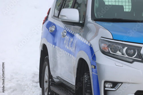 Radiowóz policji polskiej w górach na śniegu i we mgle.  Policja zimą.    photo