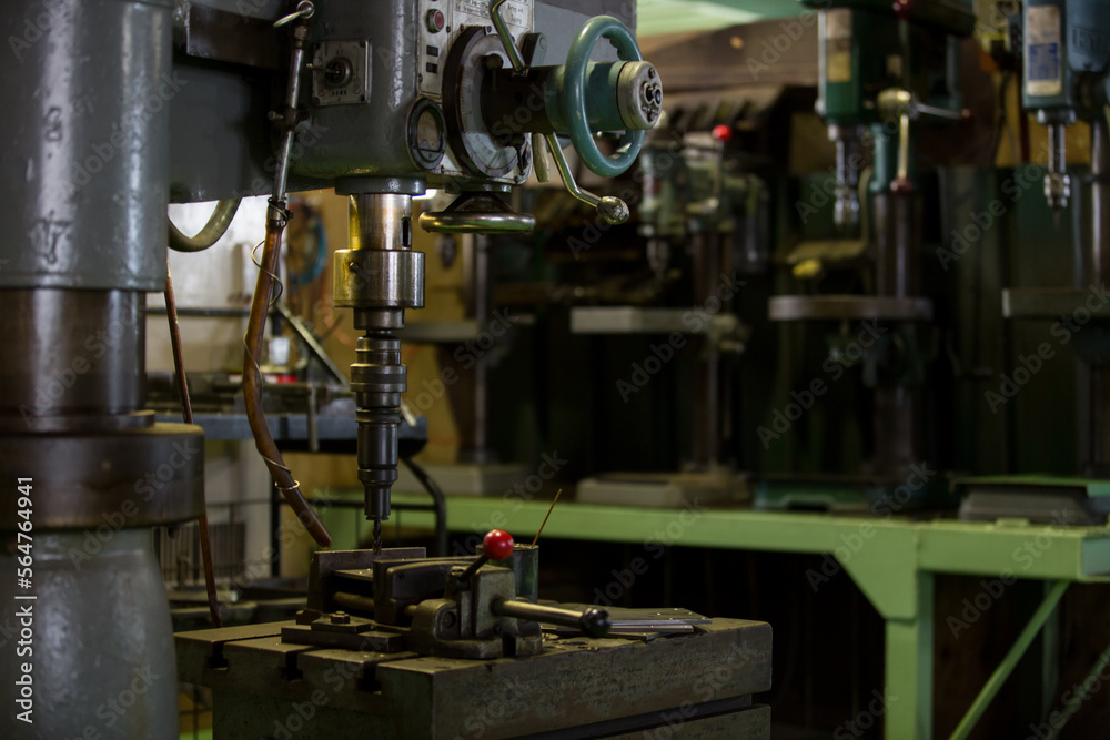 Thread cutting with a radial drilling machine Thread cutting with a radial drilling machine
