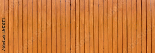 Honigfarben lasierte Panorama Holzwand aus senkrechten Brettern  befestigt mit einer Reihe N  geln