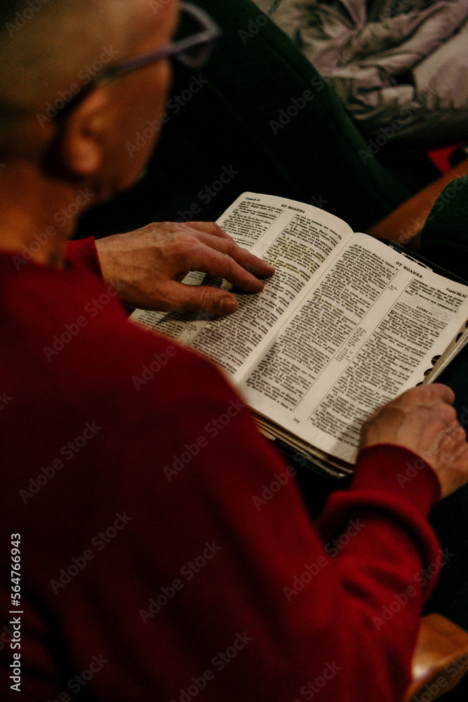 Naklejka premium person reading a bible