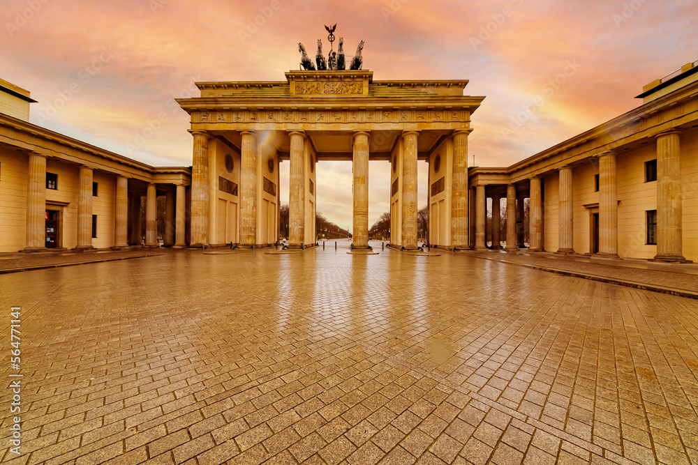 Obraz premium Berlin,Germany, 29 March 2020. deserted city during epidemic and quarantine of coronovirus covid-19. city at sunset, empty streets illuminated by orange light