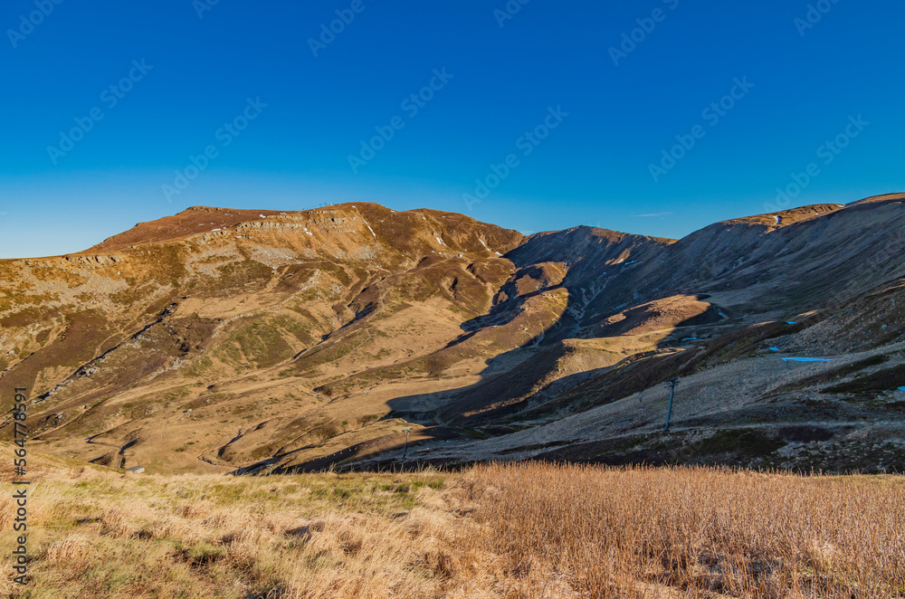 Paesaggio appenninico in inverno senza neve