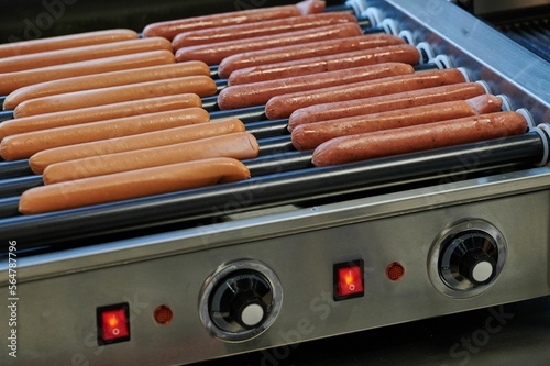 Obraz na płótnie hot dog sausages on rolls of heating device w salonie