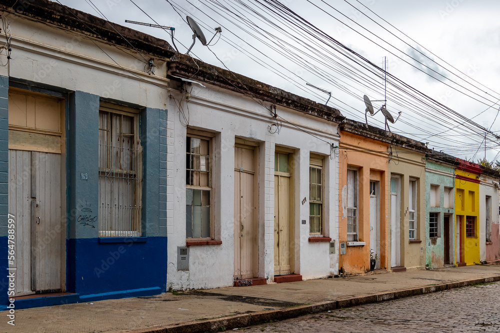 Conjunto de casas simples, construído em 1893 pelo imigrante alemão, Germano Hausen -, e, posteriormente adquirido pela Cia. Paulista de Estradas de Ferro. Vila Industrial, Campinas, São Paulo.