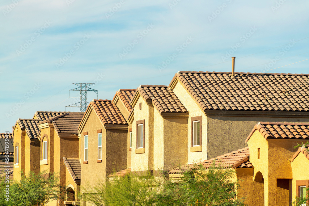 row-of-desert-adobe-houses-in-a-track-home-area-with-suburban-gable