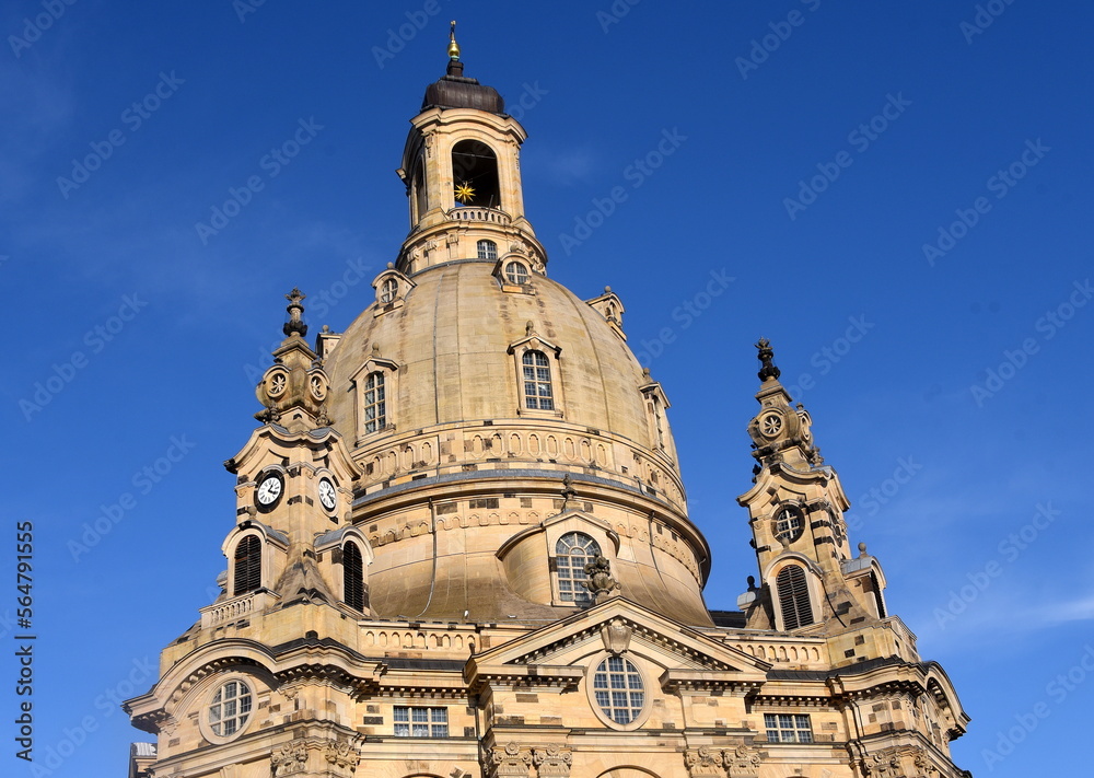 Beeindruckende Kuppel der Frauenkirche vor strahlend blauem Himmel