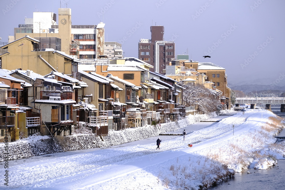 Fototapeta premium 2023年1月25日の早朝 京都府京都市 大雪 四条大橋から町家をのぞむ