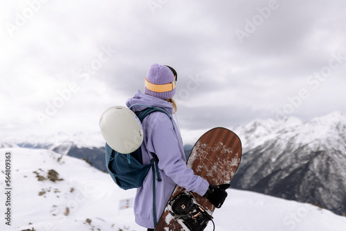 Frau mit Snowboard 3