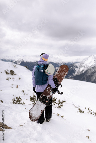 Frau mit Snowboard 4