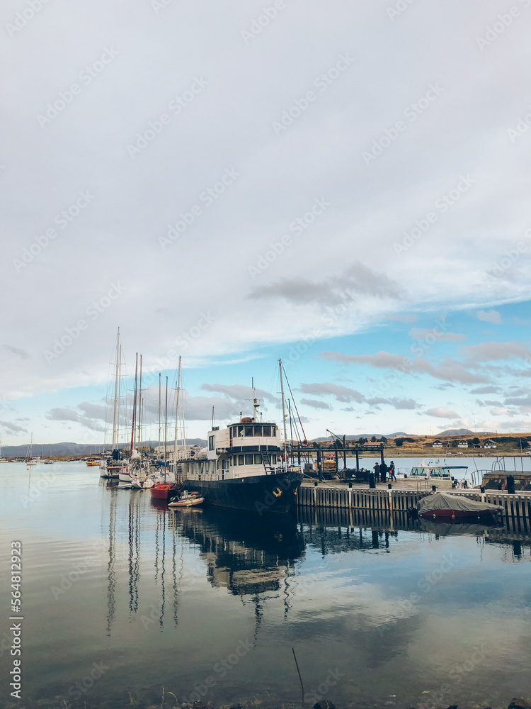Fototapeta premium boats in the harbor