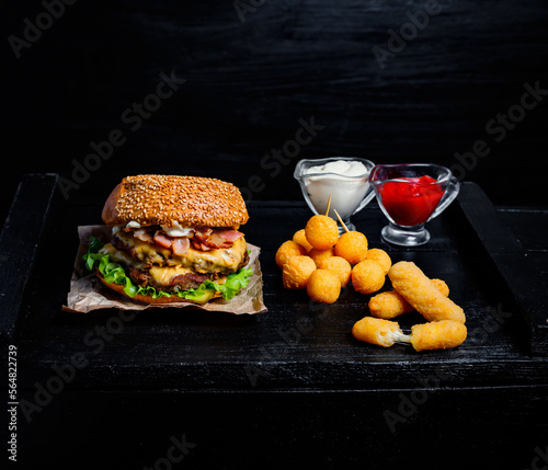 Obraz na płótnie burger and chips. Cheese w salonie