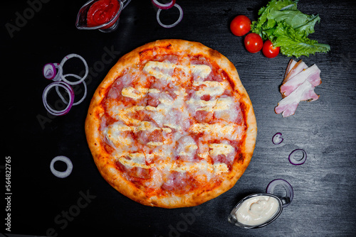 Obraz na płótnie pizza with salami w salonie