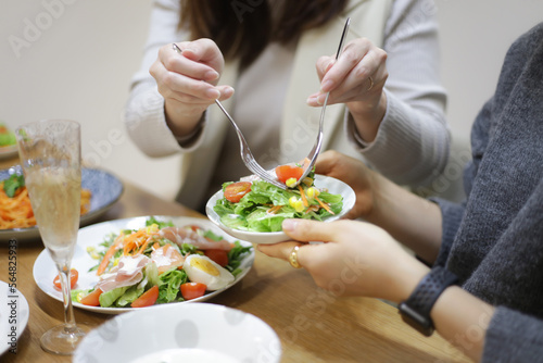 食事を取り分ける女性