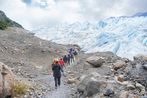 Un grupo de personas está comenzando su caminata sobre el Glaciar Perito Moreno en la Provincia de Santa Cruz. 