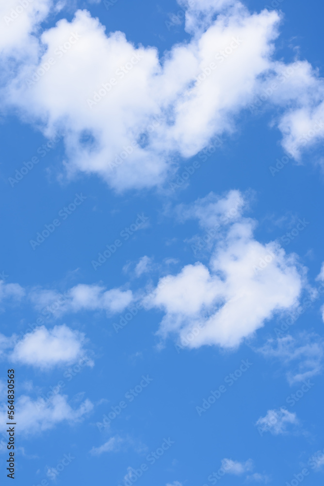 Naklejka premium White cloud on the blue sky at a beautiful time of the day