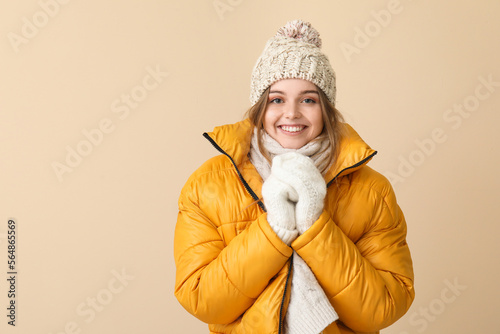 Frozen young woman in winte...