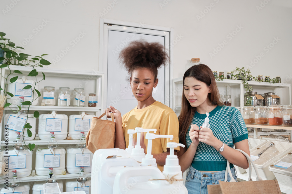 Φωτογραφία Two female customers are happy and enjoy shopping with natural organic products with recycled bottles at zero-waste and refill store, environment-friendly groceries, and sustainable lifestyles retail