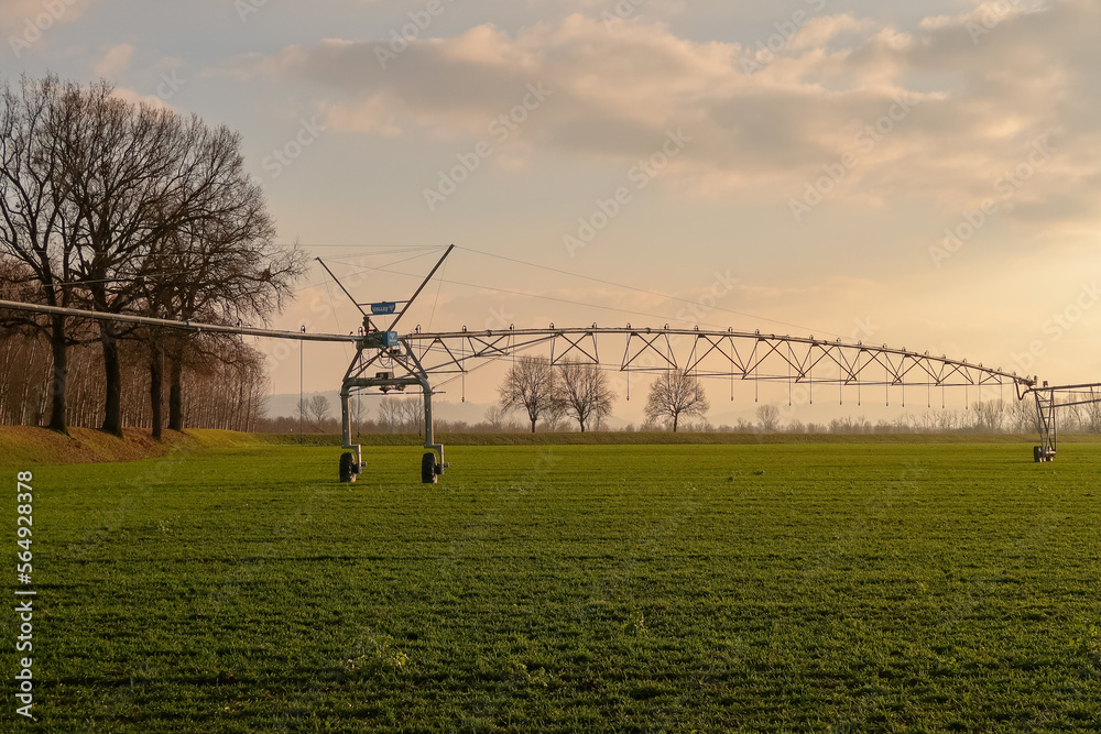 Agricoltura irrigazione tubi campo Pianura Padana