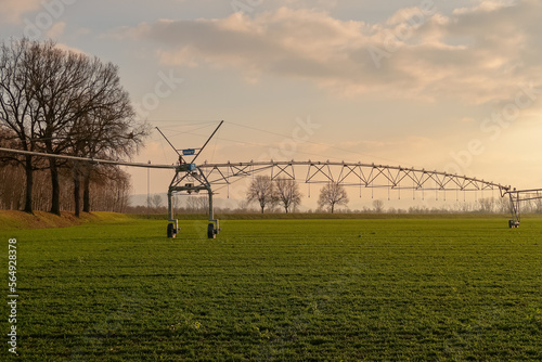 Obraz na płótnie Agricoltura irrigazione tubi campo Pianura Padana w salonie