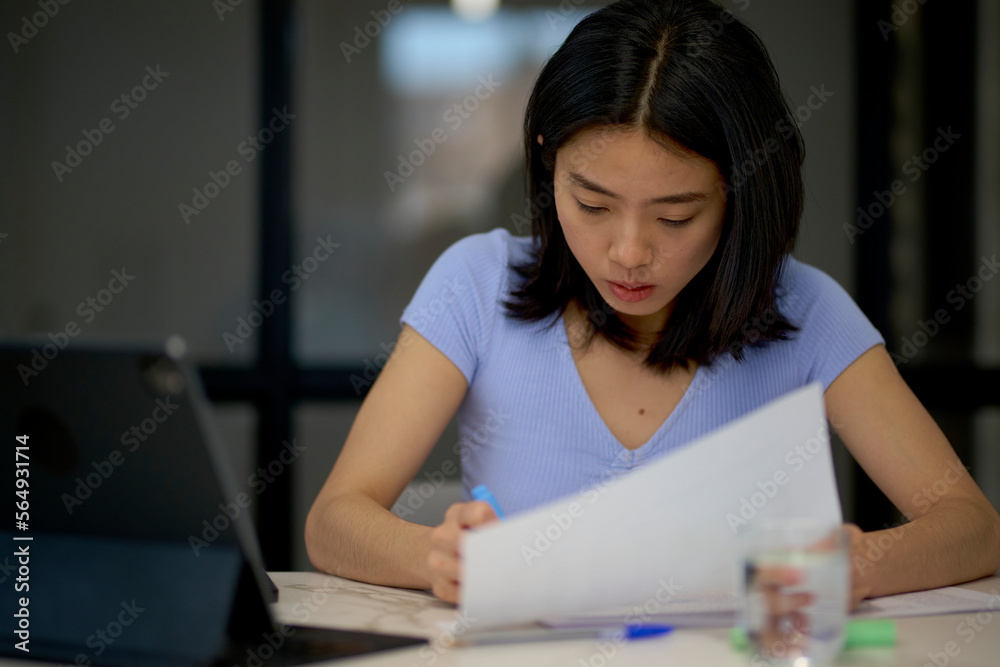 Asian manager underline data Asian manager underline data