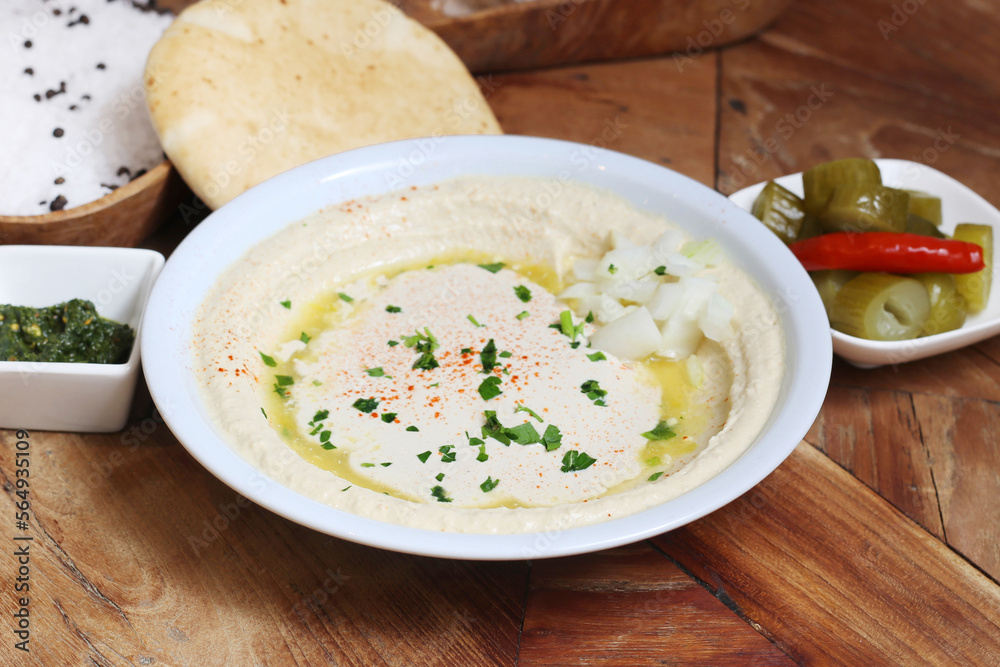 Hummus is a cream of chickpeas cooked with lemon juice, which includes tahini paste and olive oil, which, depending on the local variant, can also include other ingredients such as garlic or paprika. Hummus is a cream of chickpeas cooked with lemon juice, which includes tahini paste and olive oil, which, depending on the local variant, can also include other ingredients such as garlic or paprika.