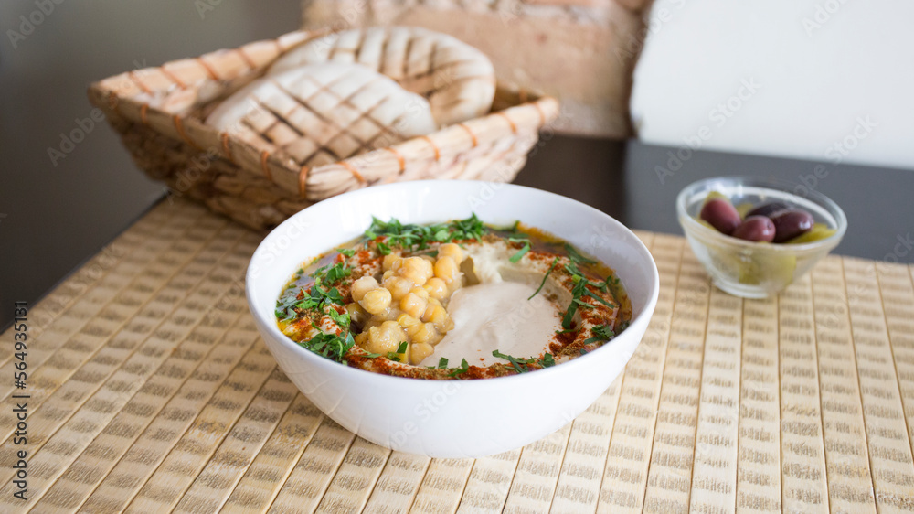 Hummus is a cream of chickpeas cooked with lemon juice, which includes tahini paste and olive oil, which, depending on the local variant, can also include other ingredients such as garlic or paprika. Hummus is a cream of chickpeas cooked with lemon juice, which includes tahini paste and olive oil, which, depending on the local variant, can also include other ingredients such as garlic or paprika.