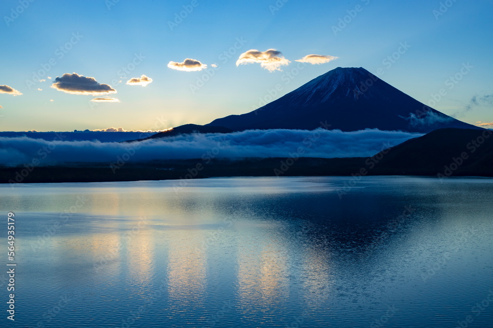 本栖湖の夜明け　山梨県身延町から富士山を望む