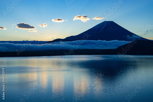 本栖湖の夜明け 山梨県身延町から富士山を望む