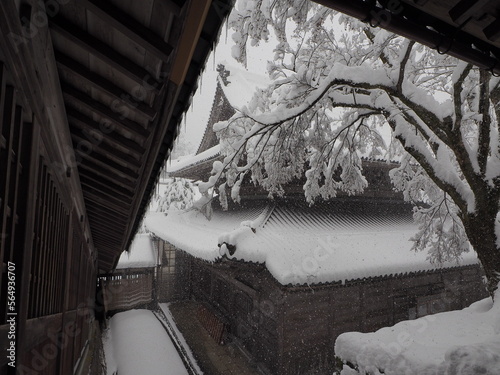 雪の積もったお寺の建物