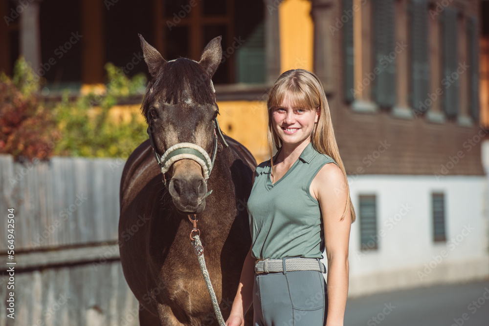 Fototapeta premium Mädchen mit Pferd