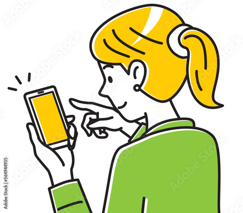スマホを操作する私服の女性の後ろ姿