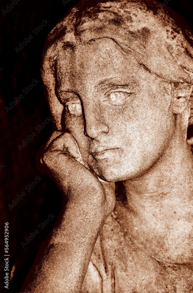 Ein in Sepia getontes, stark grobkörniges Schwarz-Weiß-Bild der Büste einer jungen, trauernden und nachdenklichen Frau
