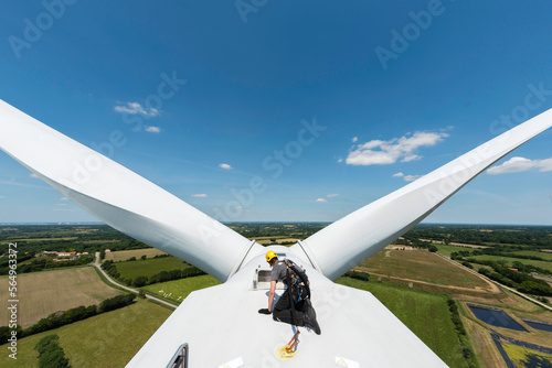 eolienne en maintenance sur une nacelle d'éolienne