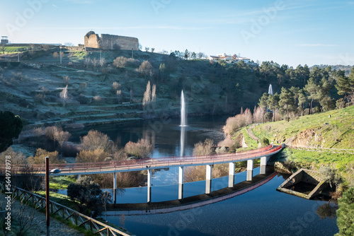 Quadro em tela Ponte que atravessa um rio com um repuxo de água e com o velho castelo de Mirand