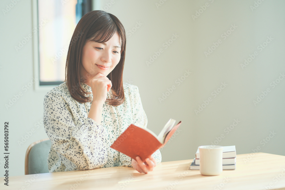 読書をしながらティータイムを楽しむ女性