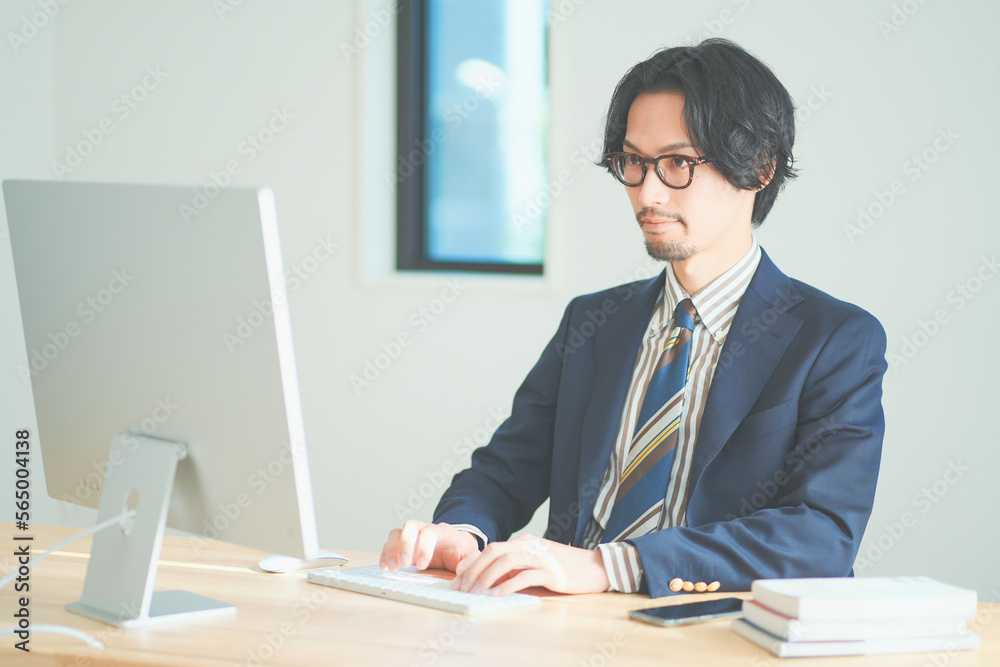 リモートワークをする男性 リモートワークをする男性