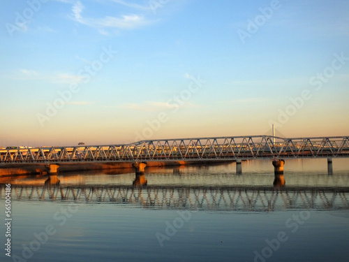 夕焼けと陸橋　夕日、橋、鉄道 photo